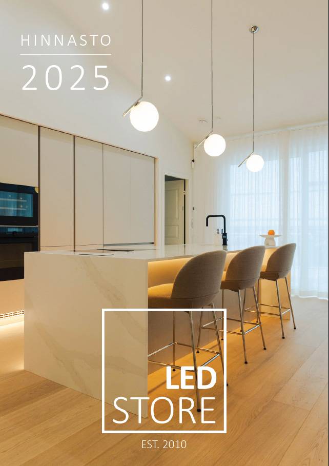 Une cuisine moderne avec un îlot en marbre et trois chaises beiges est éclairée par des lampes LED de haute qualité de LedStore.fi. Les lampes suspendues créent une lumière chaude autour de la cuisine, mettant en valeur l'élégance de l'espace. Une douce lumière naturelle filtre à travers les rideaux de lumière, complétant l'atmosphère de la pièce. Découvrez l'inspirant "Kuvasto 2025" et une solution d'éclairage pour votre maison de LedStore, qui a commencé en 2010.