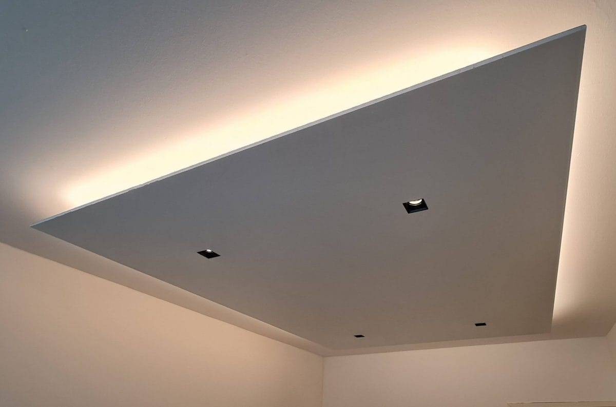 Rénovation de l'éclairage du plafond en plâtre prêt, lumière teintée chaude sélectionnée