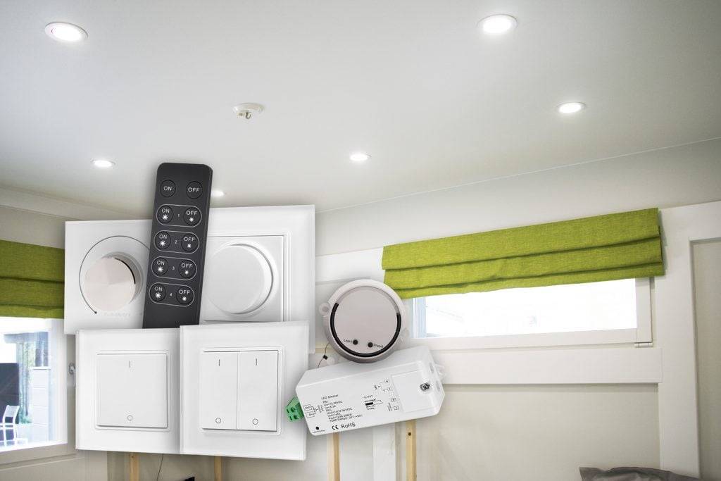 La pièce est équipée de lumières LED encastrées dans le toit, de stores verts sur la fenêtre et d'une variété d'interrupteurs électriques et de télécommandes.
