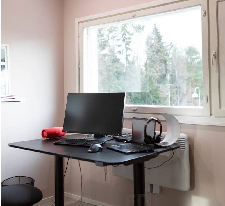 Lumière naturelle et lumière artificielle dans un bureau à domicile. La conception de l'éclairage influe également sur l'humeur lorsque vous travaillez à distance.