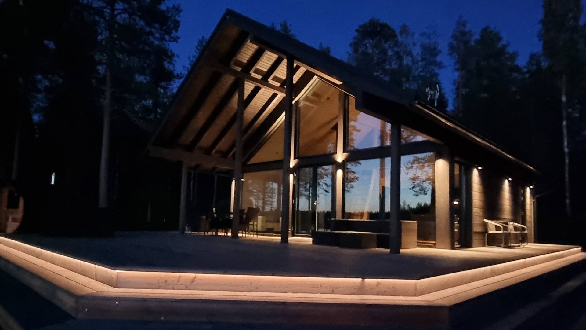 Éclairage de la cour par le mur extérieur de la maison et le toit de la terrasse comme réflecteur, et éclairage de la première marche de l'escalier par une bande LED.