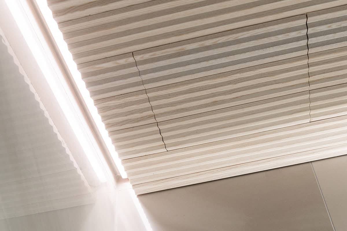 Gros plan de la trappe de service dans le plafond de la salle de bains.