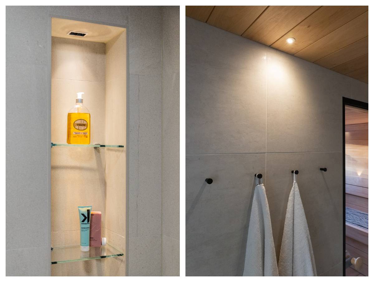 Dans la salle de bains, un aspect décoratif et atmosphérique a été obtenu en éclairant par le haut l'étagère étroite en verre à trois niveaux avec un distributeur de détergent. Sur la deuxième photo, un petit spot de sauna encastré dans le plafond éclaire les crochets à serviettes. 