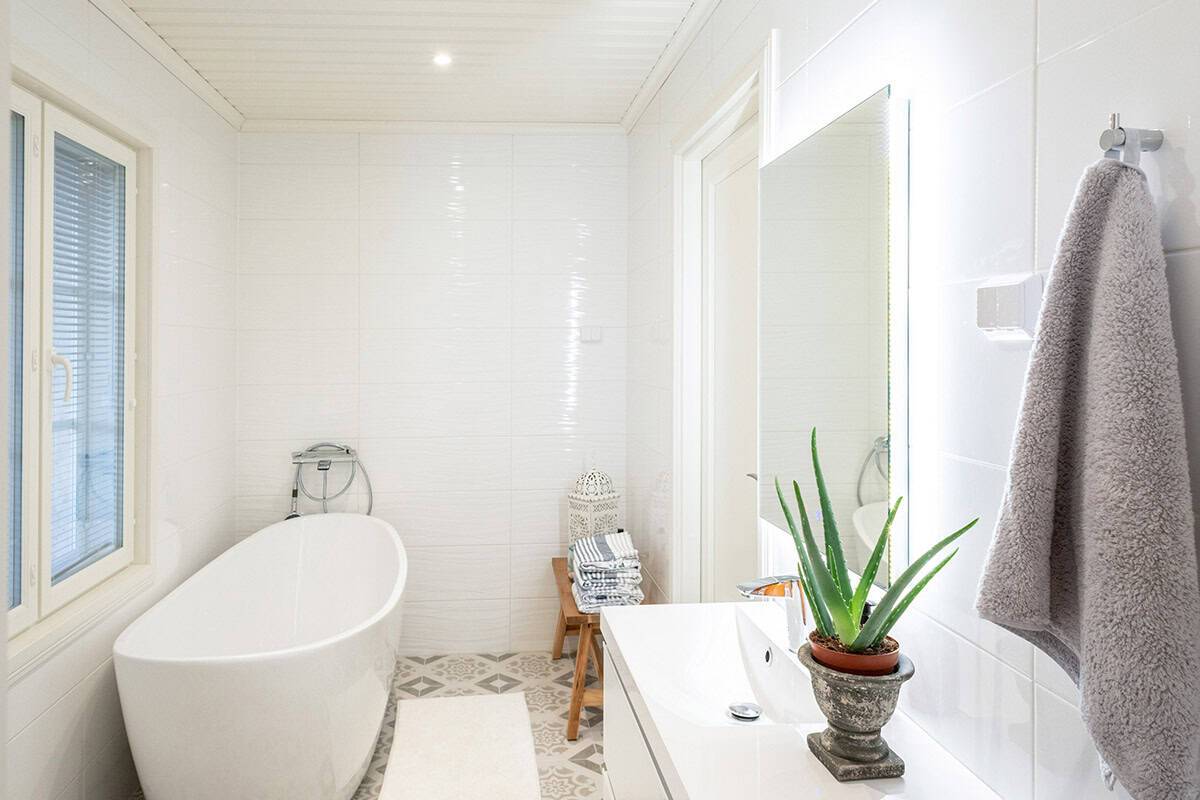 Eclairage de la salle de bains avec spots et miroir.