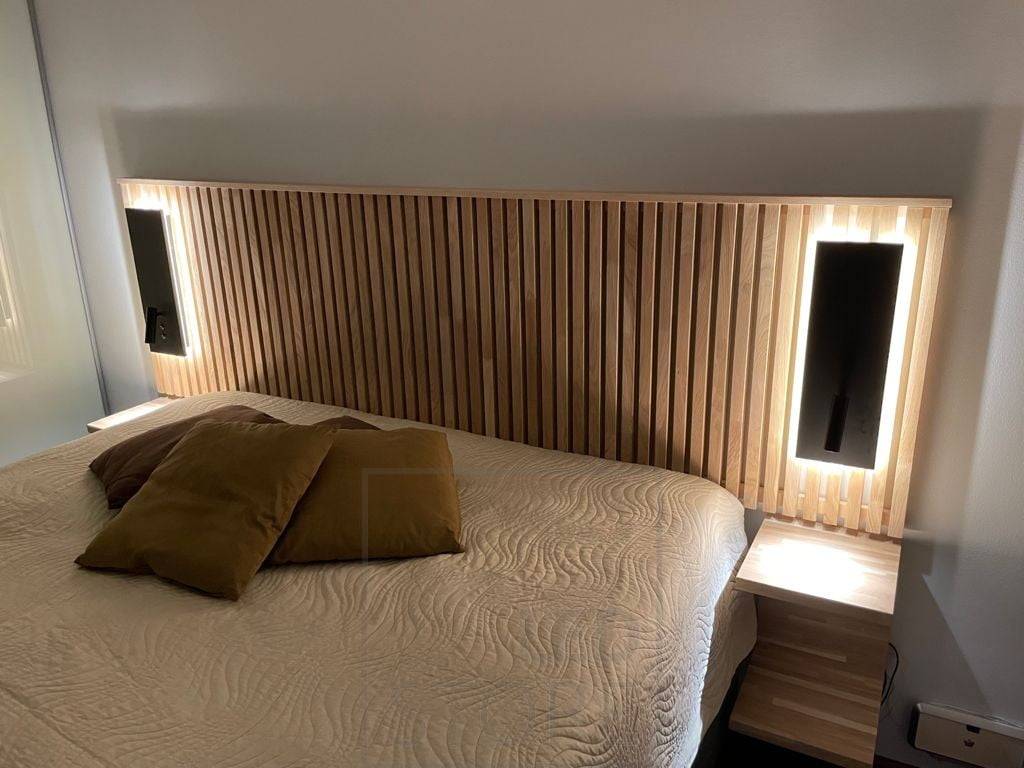 Lampe de nuit et de lecture Black NIGHT des deux côtés du lit. Rétro-éclairage et lumière de lecture directionnelle avec interrupteurs séparés sur le corps de la lampe. Egalement disponible en blanc et/ou avec prise.   Ledstore.fi