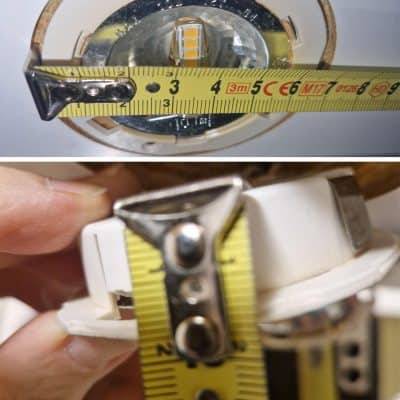Une lampe surmontée d'un mètre ruban d'un diamètre de 7 cm.