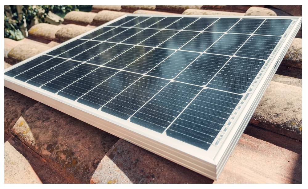 Panneaux solaires sur le toit et bandes lumineuses LED à l'intérieur