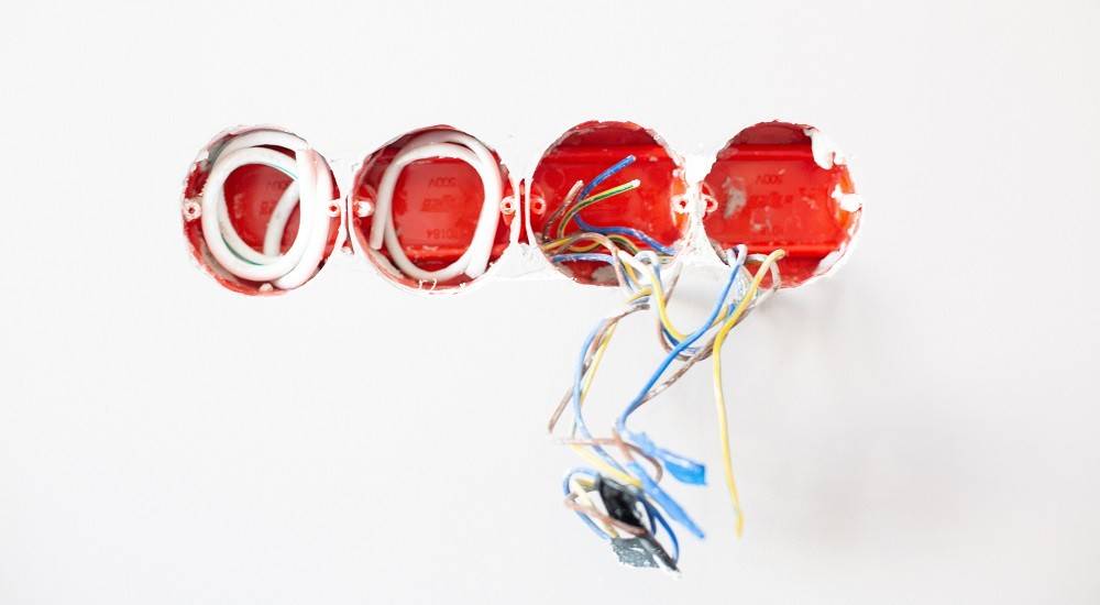 Câblage des interrupteurs muraux. Vérifiez s'il est adapté à la technique de gradation que vous avez choisie... Image Pexels.