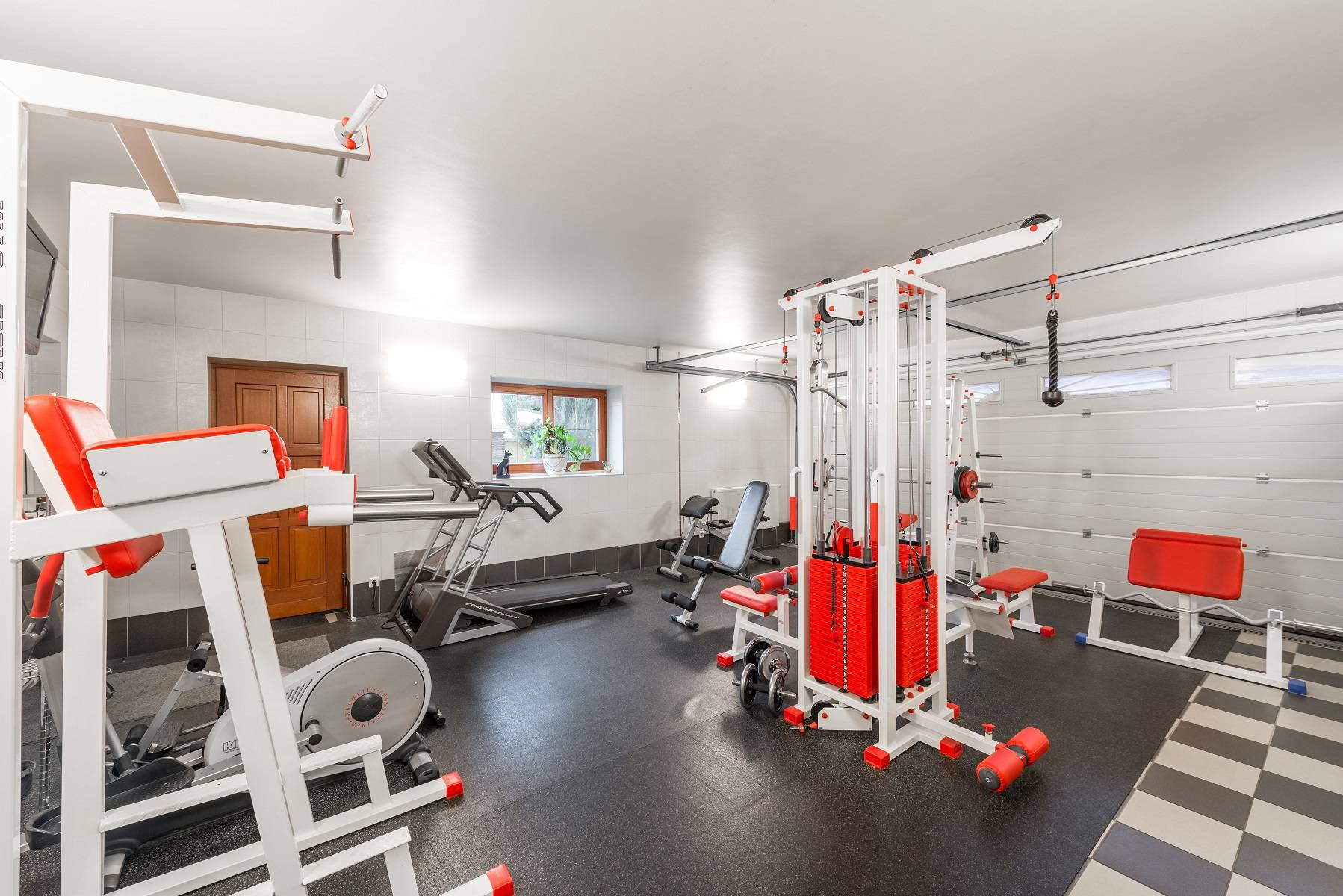 Éclairage de garage avec des appliques lumineuses lorsque l'espace est une salle de sport.