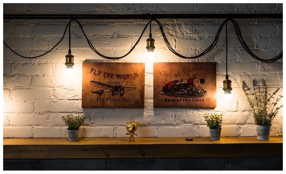 Lumières LED sur le mur. Source : pexels