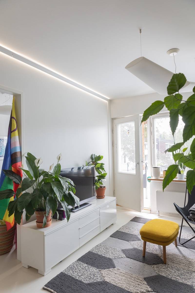 Bande LED RGB+CCT dans le salon montée sur un profil arqué.