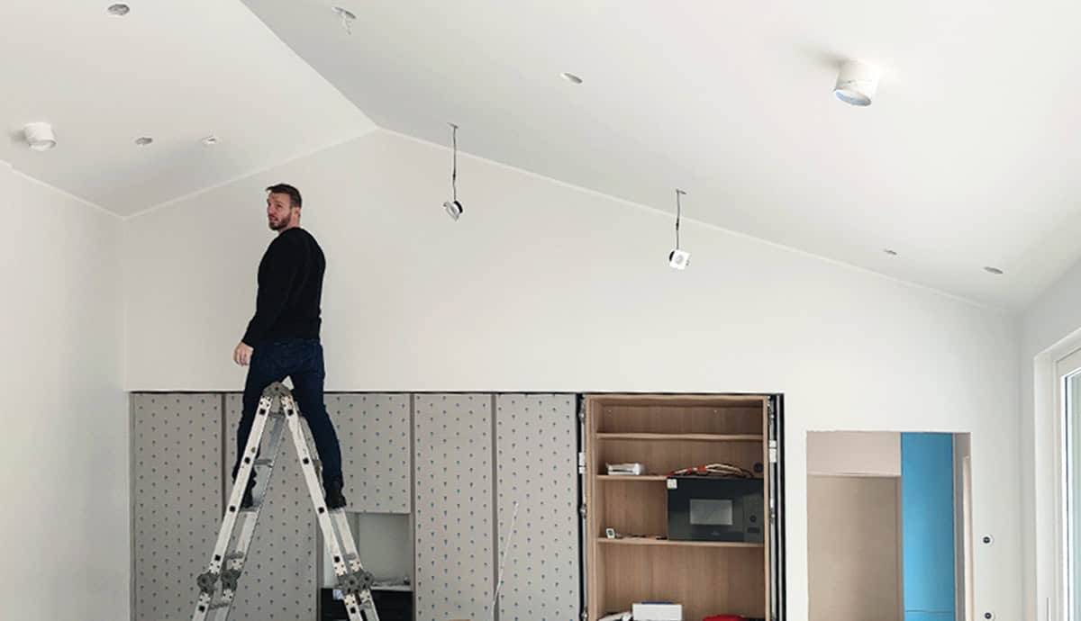 Installation de spots LED au plafond.