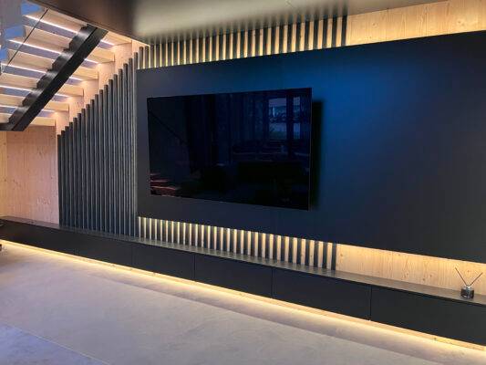 Coin TV éclairé par une bande LED.