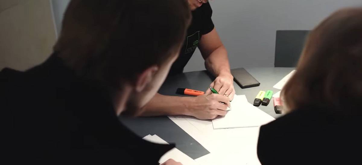 La conception de l'éclairage à la table avec le client
