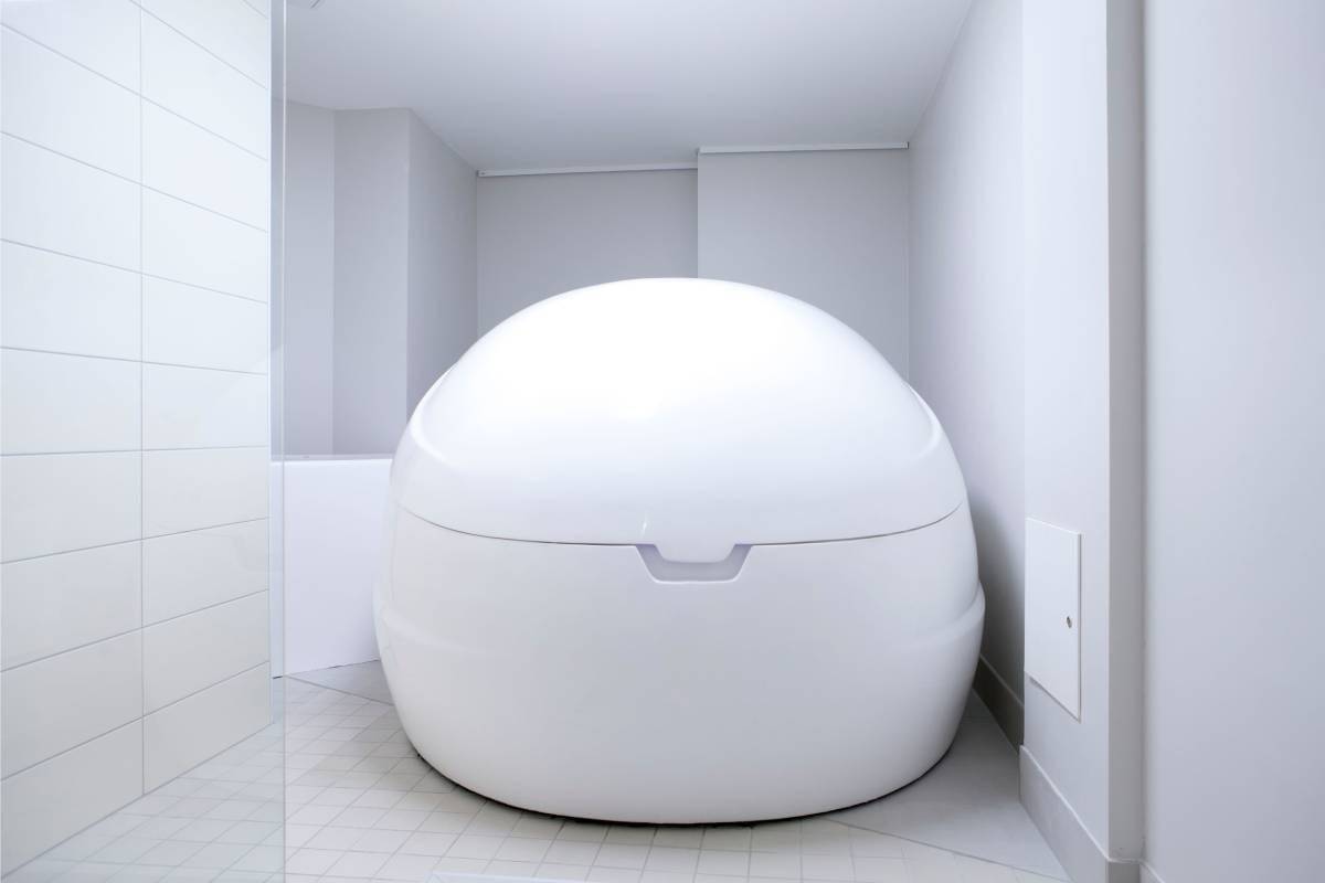 La boutique en ligne LedSto.fi présente un grand bassin de stimulation sensorielle ovale et blanc, situé dans un espace minimaliste autour de murs et d'un sol carrelés. Des lumières LED douces mettent en valeur la surface lisse et le couvercle fermé de la cuve, soulignant sa conception pour l'isolation ou la thérapie par flottaison.