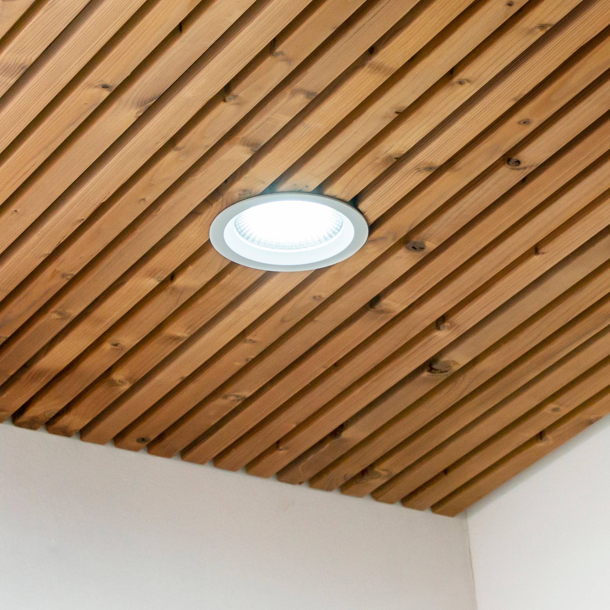 Luminaire EYE à faisceau profond pour le puits de lumière. Le luminaire produit un niveau élevé de lumière et a une portée de 7-8m, ce qui en fait un excellent choix pour les espaces en hauteur. Ledstore.fi