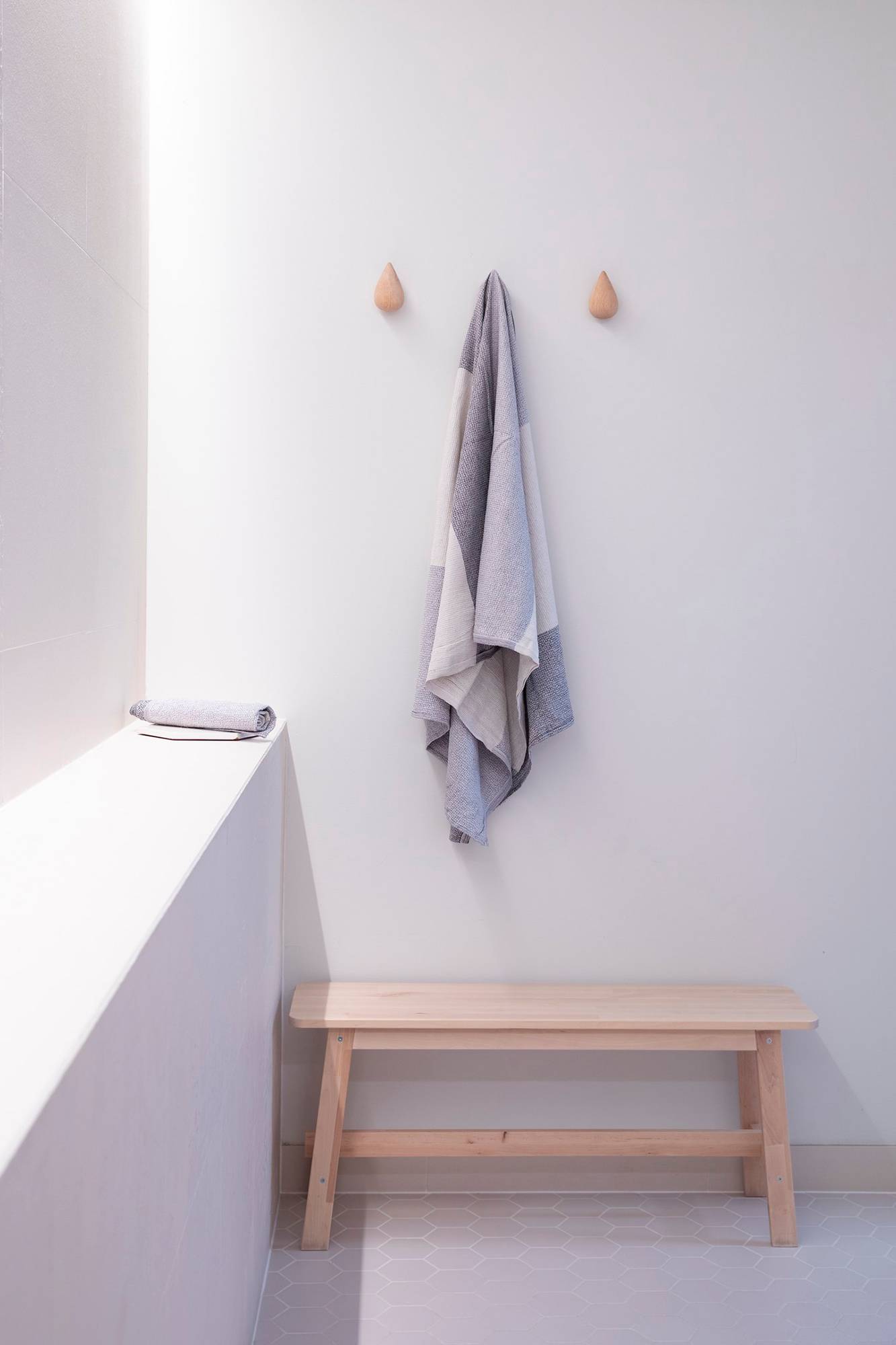 La bande LED à éclairage indirect au plafond fournit un bon éclairage général et crée une atmosphère de spa dans la pièce. Ledstore.fi
