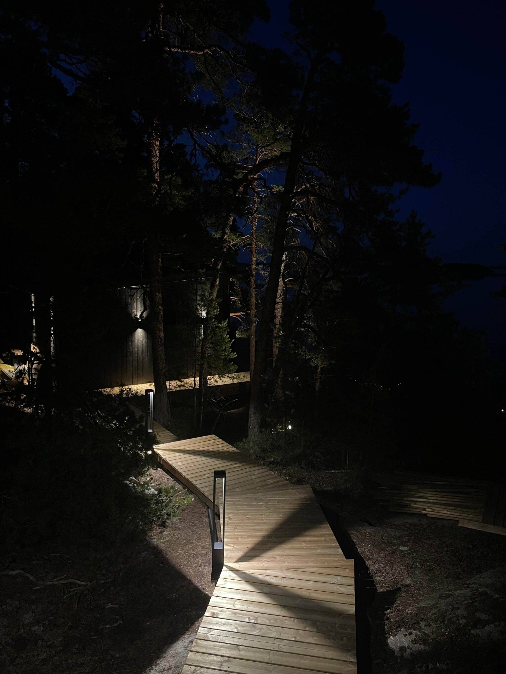 Eclairage d'une allée avec des colonnes lumineuses FUNK.