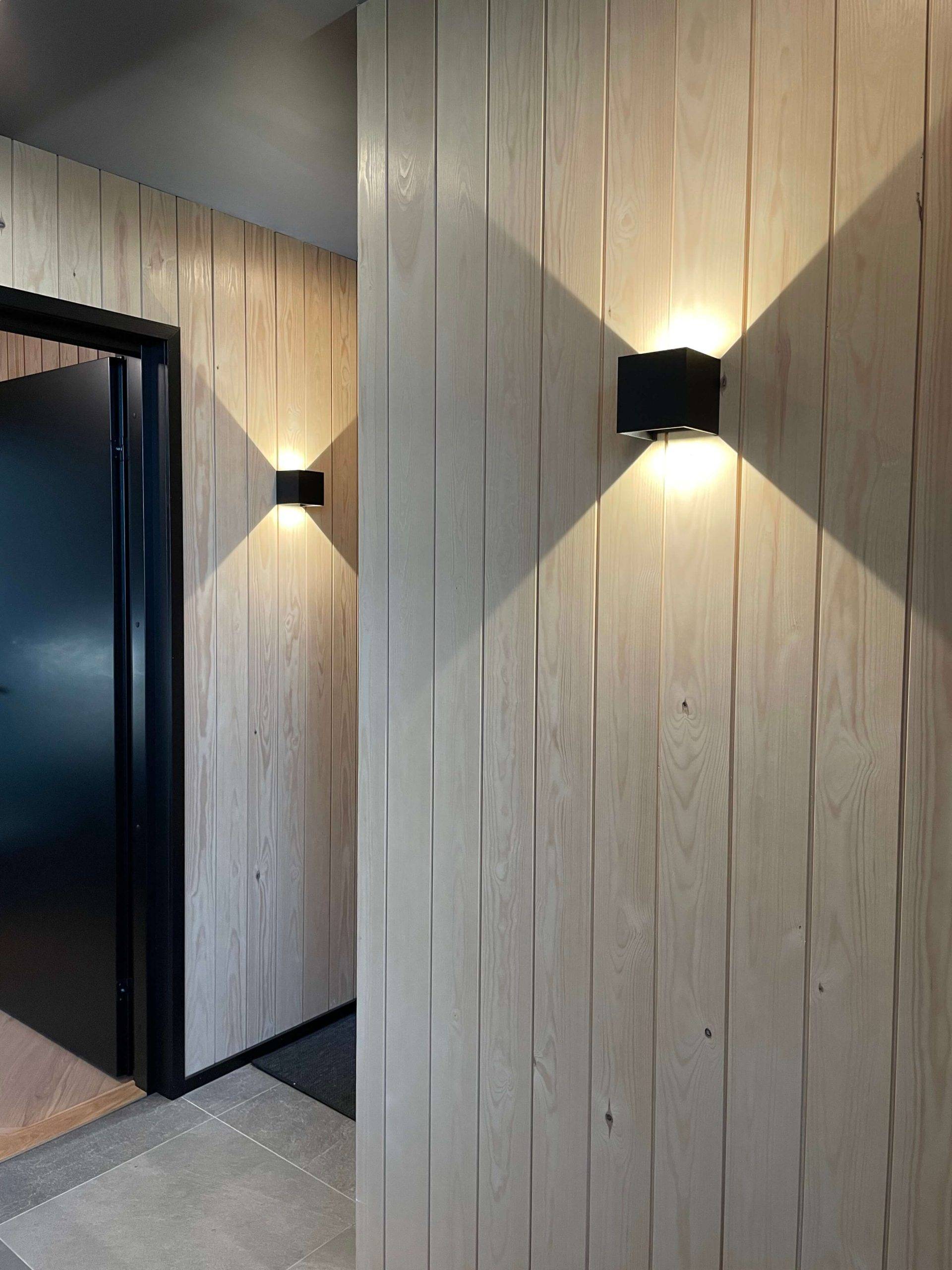 Applique Funk dans le couloir.