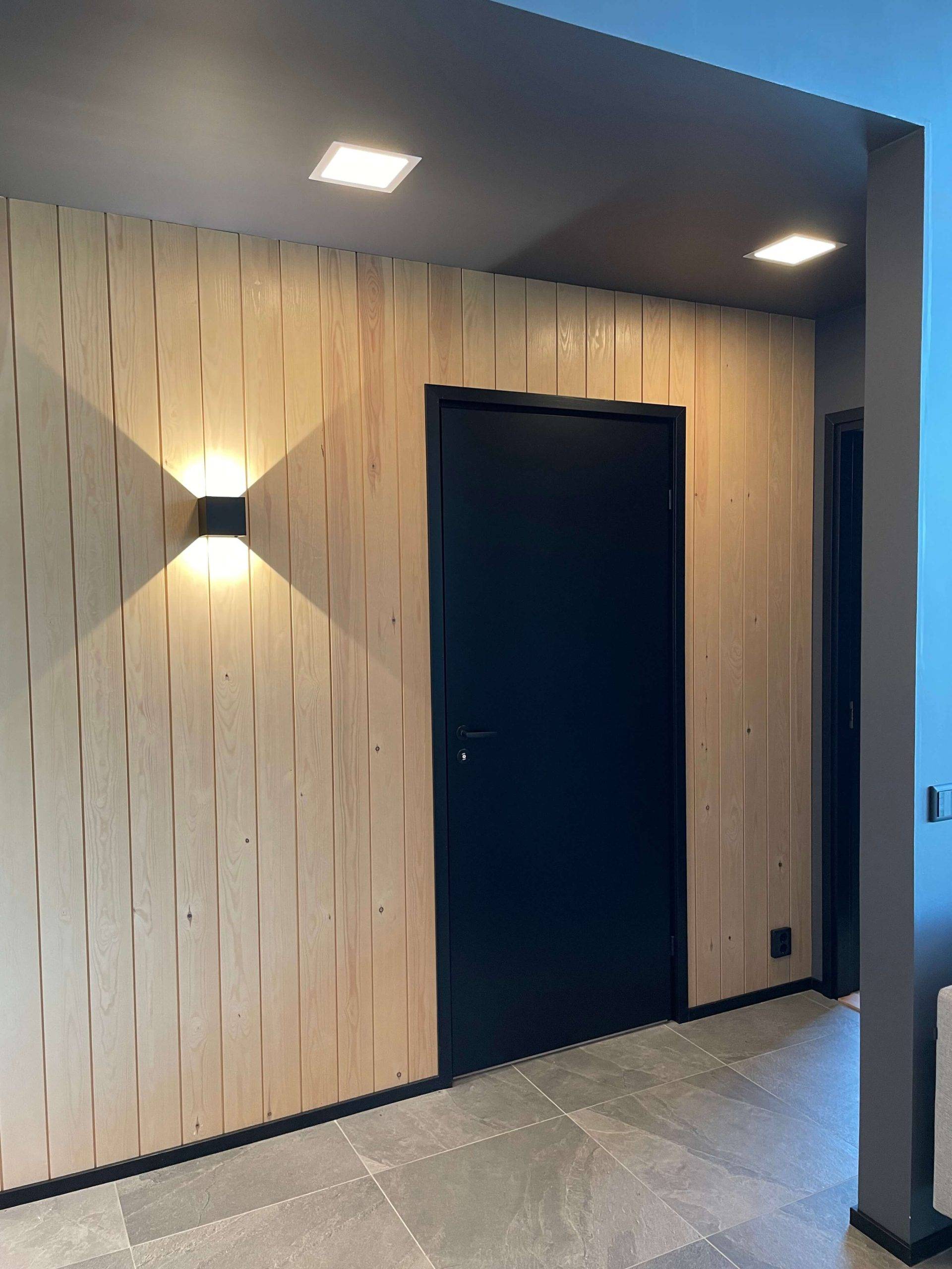 Applique Funk et panneaux Pnael200 pour l'éclairage des couloirs.