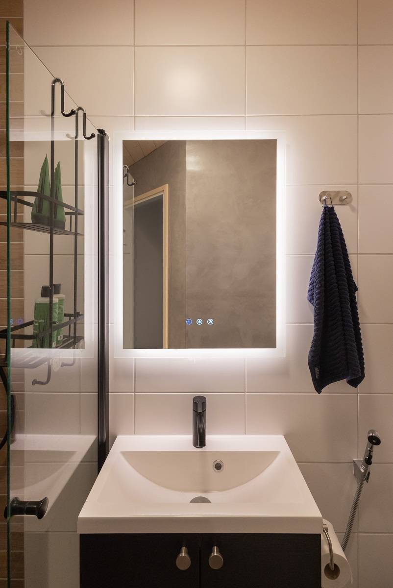 Le miroir lumineux HALO vous permet de modifier la température de couleur et la luminosité de la lumière. Le miroir est également doté d'une fonction de désembuage.