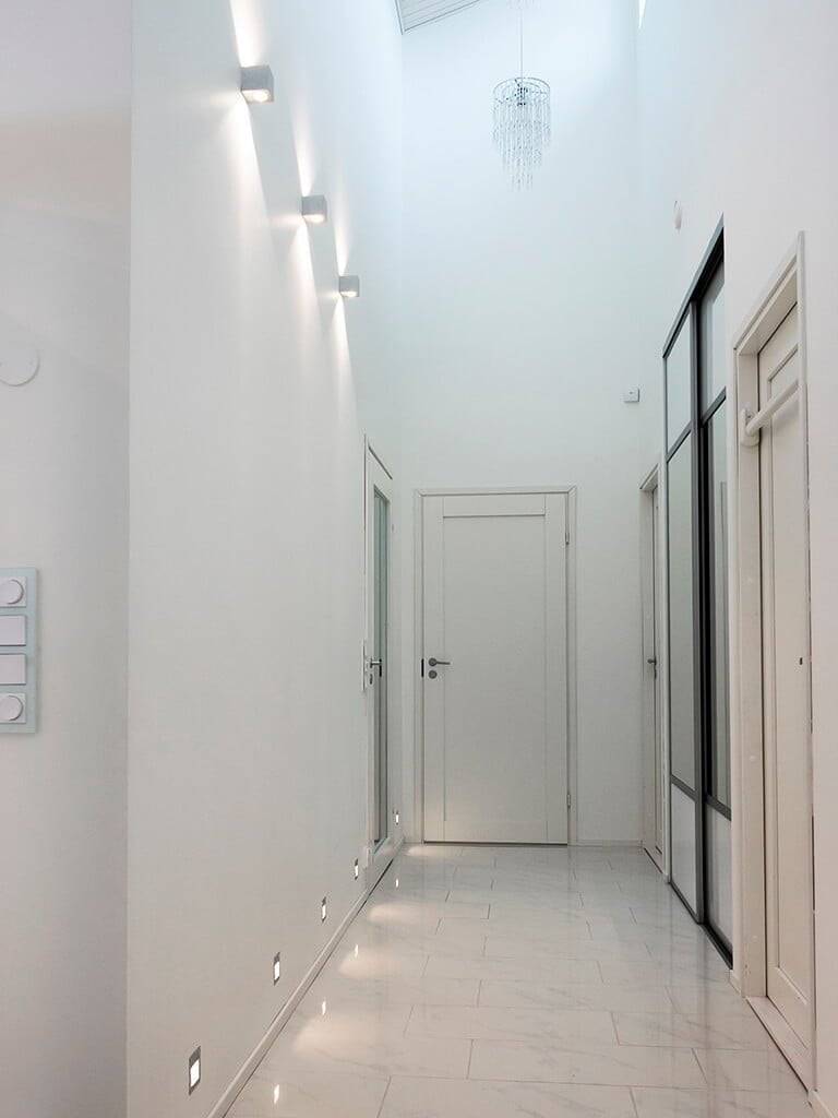 Le logo se compose d'un carré blanc avec une bordure verte et le mot "LED" empilé au-dessus du texte "STORE" avec un texte blanc en gras représentant le magasin d'éclairage LED.