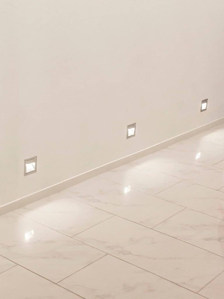Fond vert avec un carré blanc avec "LED STORE" en lettres capitales blanches ; le symbole d'une entreprise d'éclairage LED.