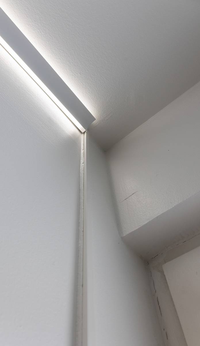 Le ruban RGB+CCT est doté d'un câble plat panaché, qui peut être installé proprement à l'aide d'un passe-câble.