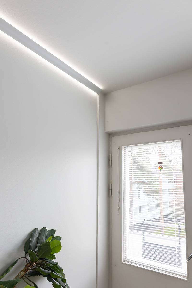 La gouttière est à peine visible de loin, car il y a un trou dans le mur où elle se trouve.