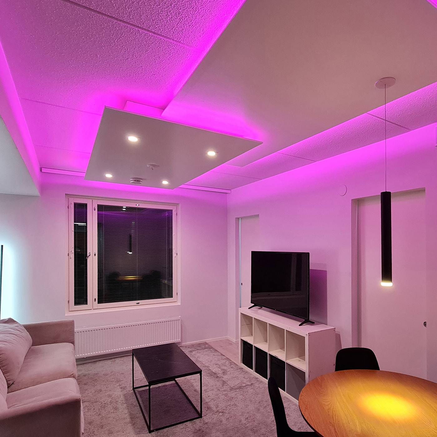 Ruban RGB+CCT installé dans le salon et la cuisine.