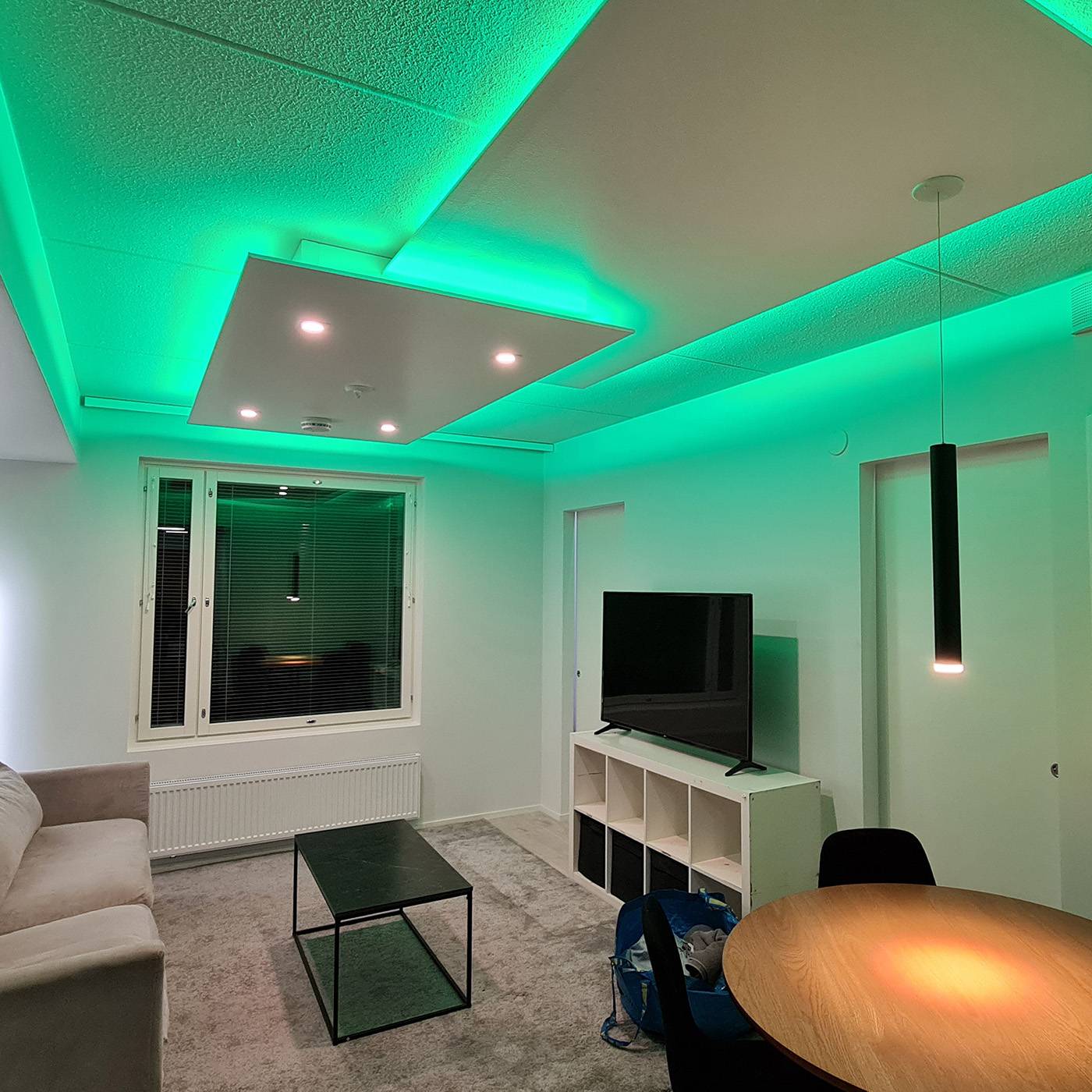 Ruban RGB+CCT installé au rez-de-chaussée d'une cuisine habitable de deux pièces.