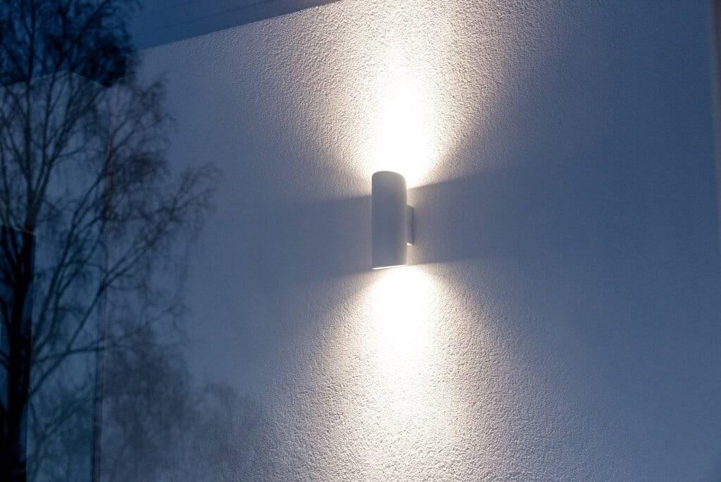Fond vert avec un carré blanc au milieu et le texte "LED STORE" en lettres blanches grasses, parfait pour un magasin d'éclairage LED.