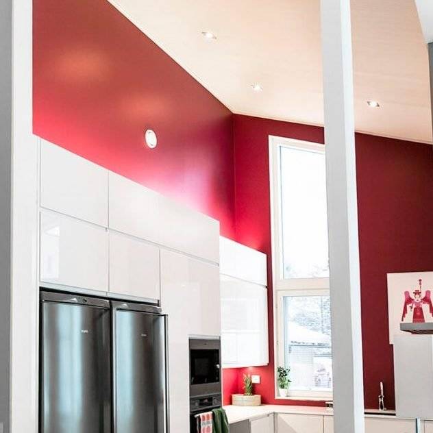Eclairage de cuisine avec bande LED sur le dessus du meuble et du plan de travail