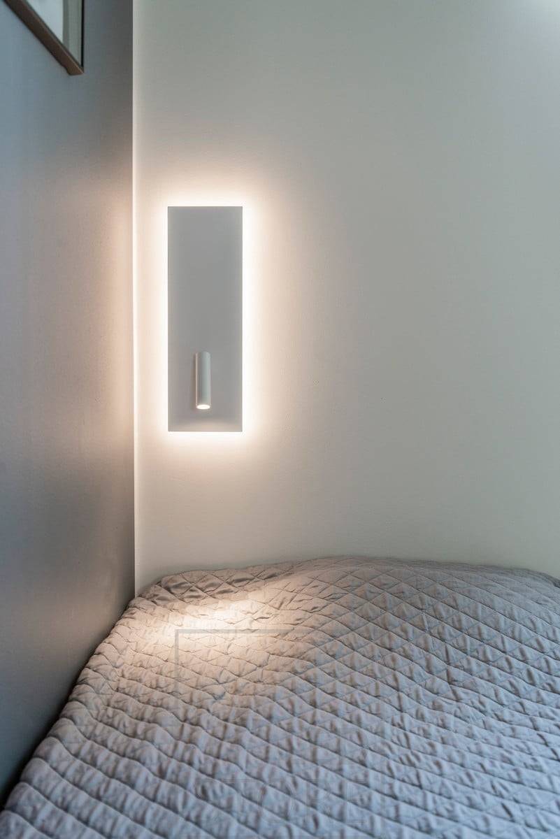 Lampe de nuit et de lecture NIGHT blanche. Éclairage d'ambiance indirect derrière le corps de la lampe et lumière de lecture directionnelle. Ledstore.fi