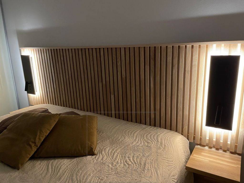 Lampe de nuit et de lecture NIGHT noire pour les deux côtés du lit. Avec éclairage d'ambiance et éclairage de lecture directionnel, interrupteurs séparés sur le corps de la lampe. Disponible également en blanc et/ou avec prise. Ledstore.fi