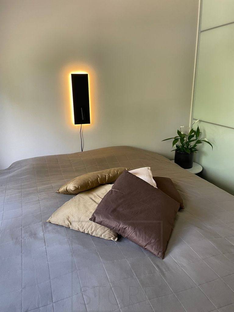 Veilleuse de lecture et de nuit Black NIGHT à la tête du lit. Fournit une lumière d'ambiance indirecte et une lumière de lecture directionnelle. Existe aussi en blanc et avec prise. Ledstore.fi