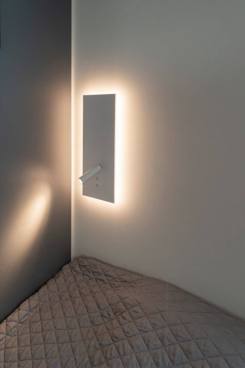 Lampe de nuit et de lecture NIGHT blanche. La lumière a un ton chaud et apaisant, 3000K. Ledstore.fi