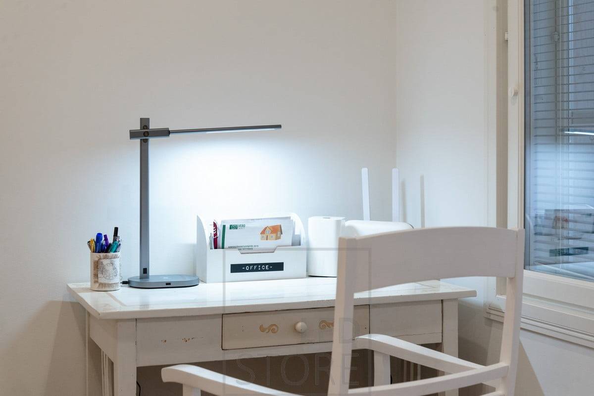 Lampe de travail Crane. Lampe de travail multifonctionnelle avec chargement sans fil, prise USB, contrôle de la température des couleurs, gradation et minuterie de sommeil. Disponible également en noir. Ledstore.fi