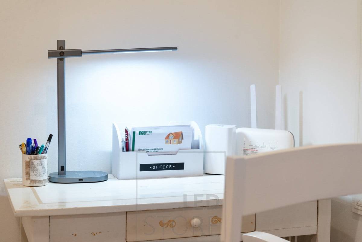 Lampe de travail Crane. Lampe de travail multifonctionnelle avec chargement sans fil, prise USB, contrôle de la température des couleurs, gradation et minuterie de sommeil. Ledstore.fi