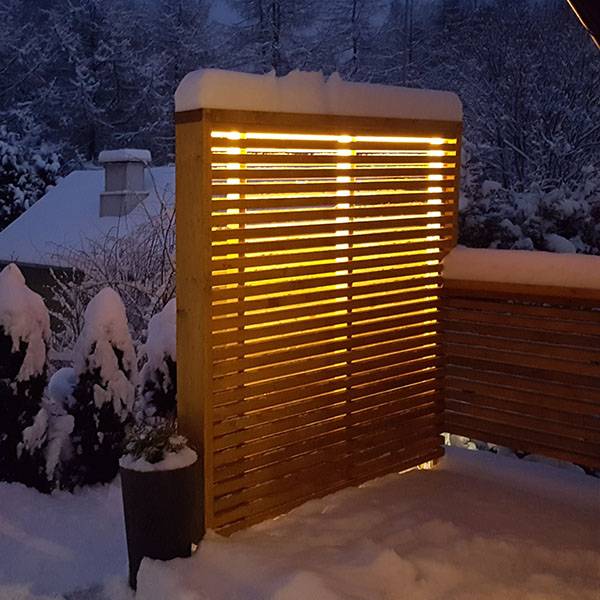 Lumière atmosphérique indirecte sur un mur extérieur. Ledstore.fi