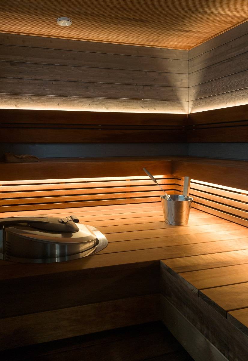 Bande LED installée sous le plafond du sauna et derrière le dossier.