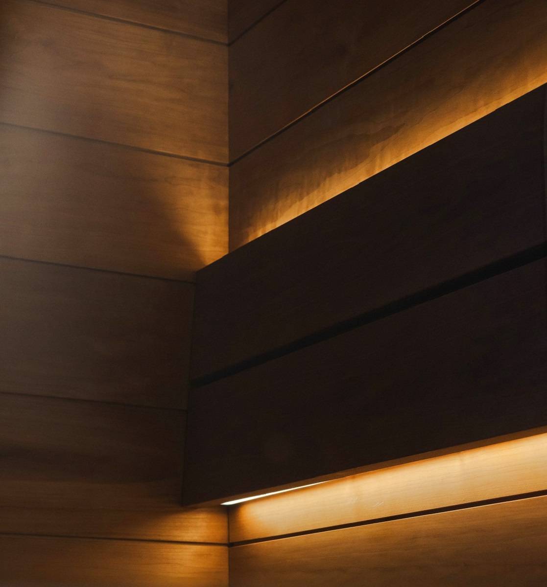 Eclairage du dossier du sauna avec bande LED et profil haut et bas