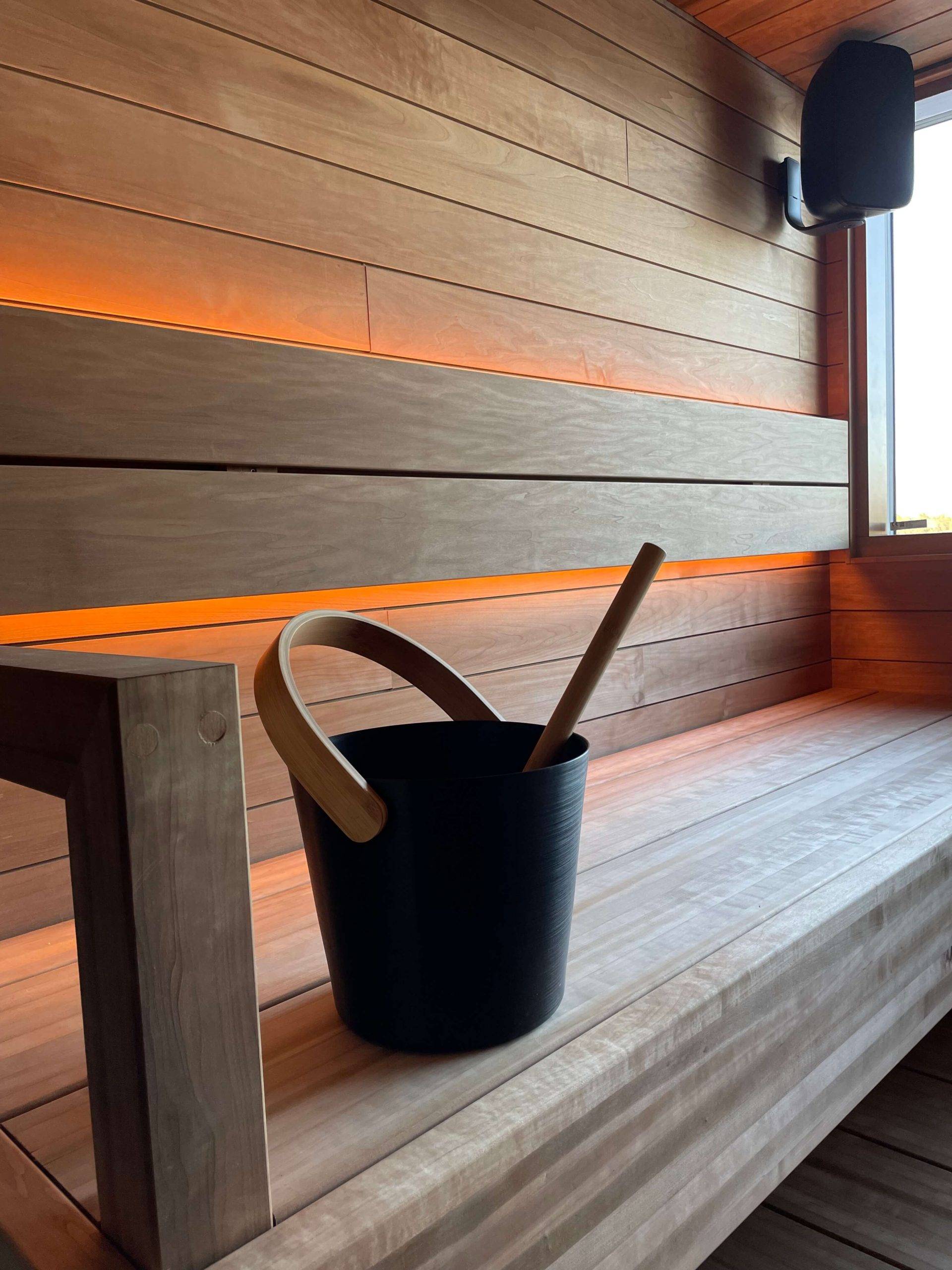 Ruban lumineux à température de couleur réglable dans un sauna.