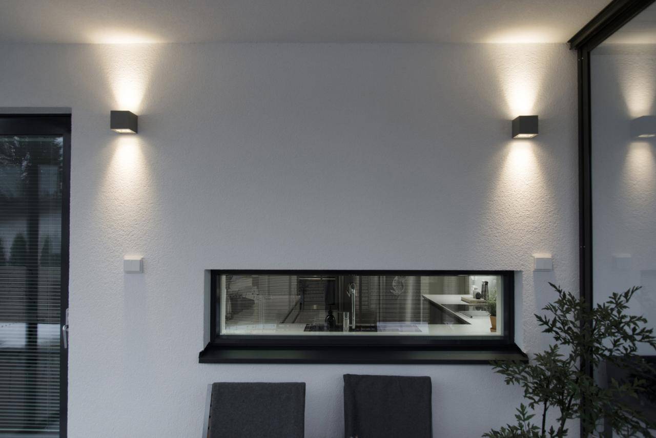 Fond vert et carré blanc avec "LED STORE" en lettres capitales blanches en gras, mettant en évidence les options d'éclairage à faible consommation d'énergie.