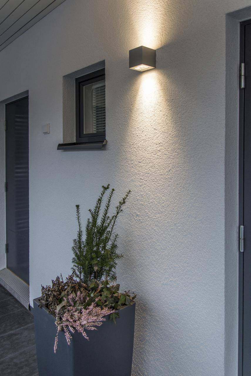 Logo LED STORE avec texte blanc empilé à l'intérieur d'un carré blanc sur fond vert, mettant en valeur l'image de marque de l'éclairage LED.