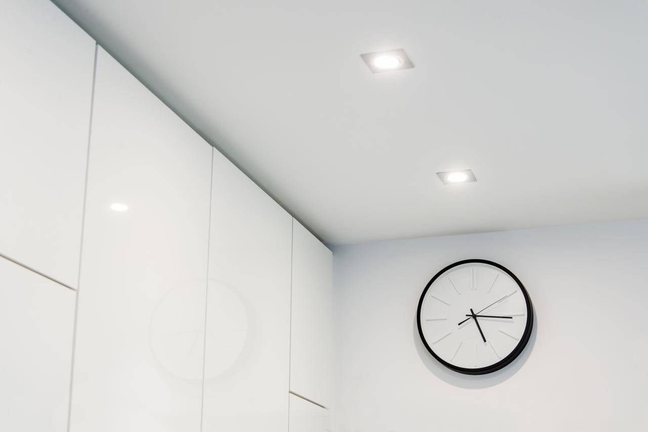 L'image montre un fond vert et un carré blanc au milieu avec le texte en gras "LED STORE", mettant en valeur les solutions d'éclairage à faible consommation d'énergie.