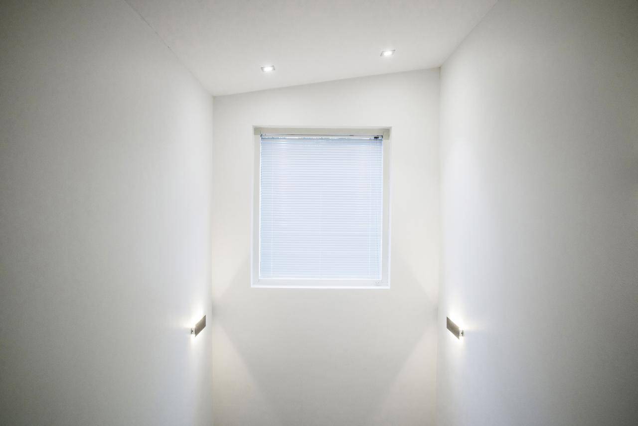 Fond vert, carré blanc au centre avec "LED STORE" en caractères gras et empilés, mettant en valeur des solutions d'éclairage efficaces sur le plan énergétique.