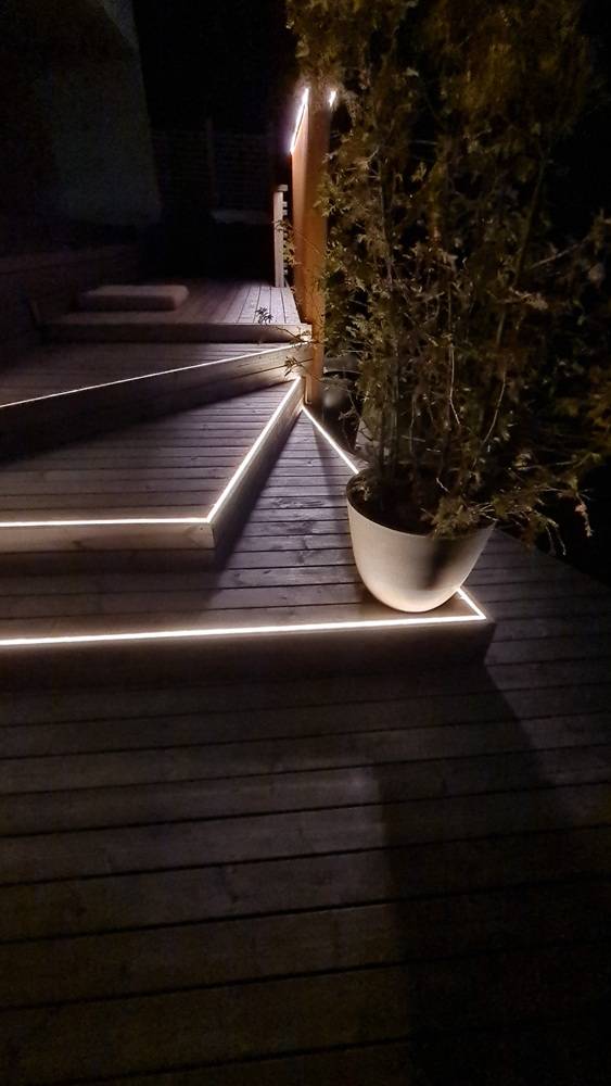 Bande LED NEON encastrée sur le bord du plafond extérieur.