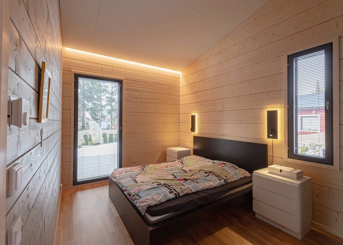 Eclairage de la chambre à coucher, y compris une bande LED installée dans la remise du rez-de-chaussée.