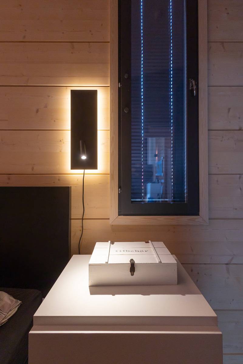 La liseuse de nuit est également disponible avec un câble de connexion si nécessaire.